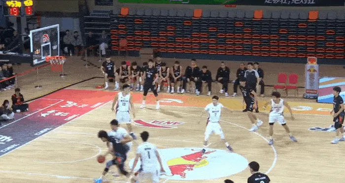 世界杯高清直播-CUBAL：汪志鹏一条龙突入内线打成2+1，罚球命中北大领先5分